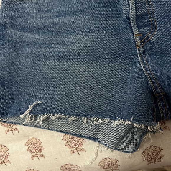 Levi’s 501 High Rise Women’s Shorts Raw Hem - Picture 4 of 9